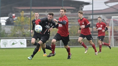 In einer hart umkämpften Partie unterlag der SV Arberg (Mitte Marco Hellmann) den Sportfreunden Dinkelsbühl (Pascal Haltmayer) unglücklich mit 1:2. (Foto: Martin Rügner)