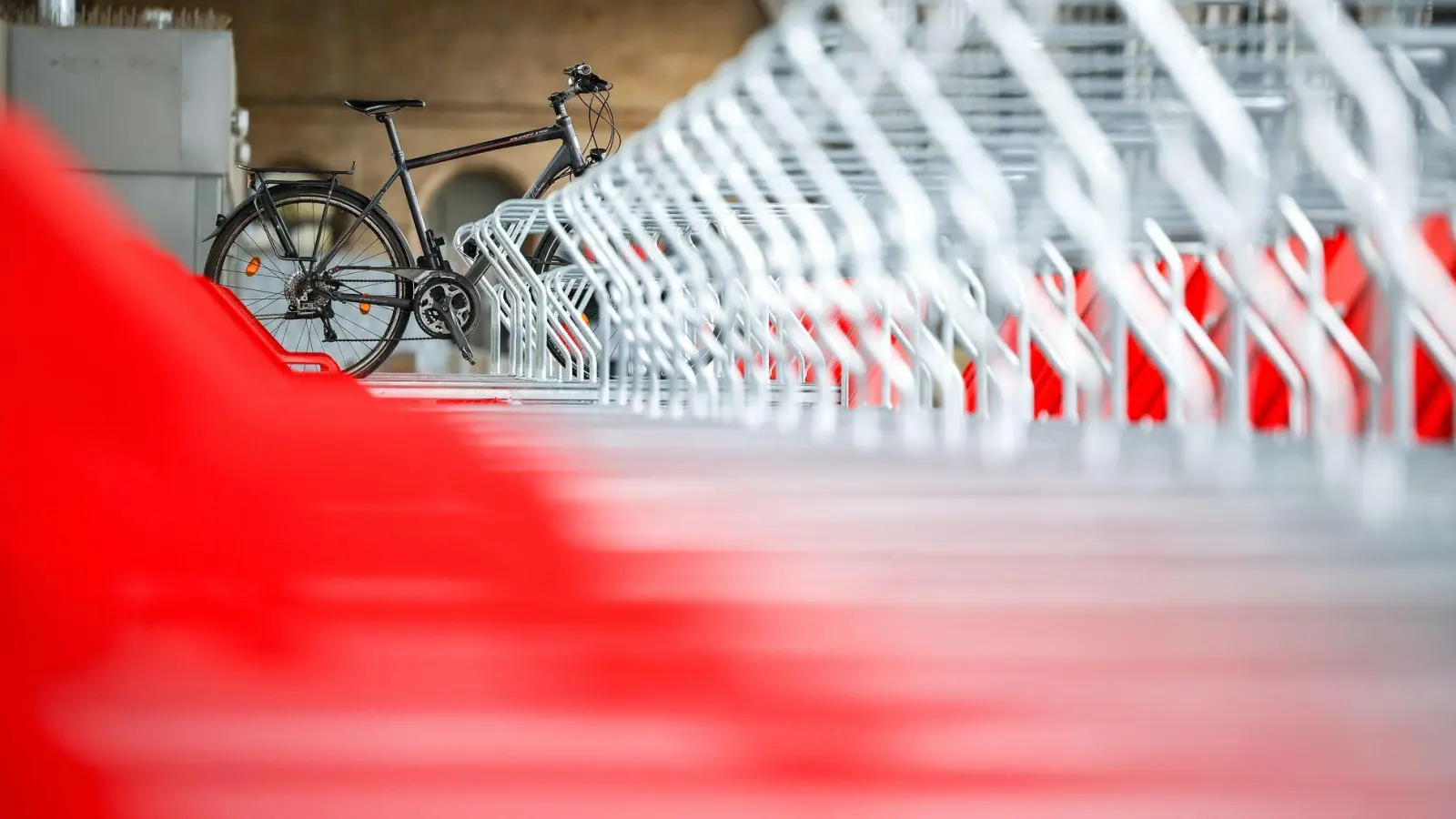 Viele Bike+Ride-Anlagen sind gut erreichbar und wenig ausgelastet, doch oft mangelt es an Überdachungen, Lademöglichkeiten für E-Bikes und abschließbaren Fahrradgaragen, wie ein ADAC-Test an Bahnhöfen in zehn deutschen Großstädten ergab. (Foto: Jan Woitas/dpa/dpa-tmn)