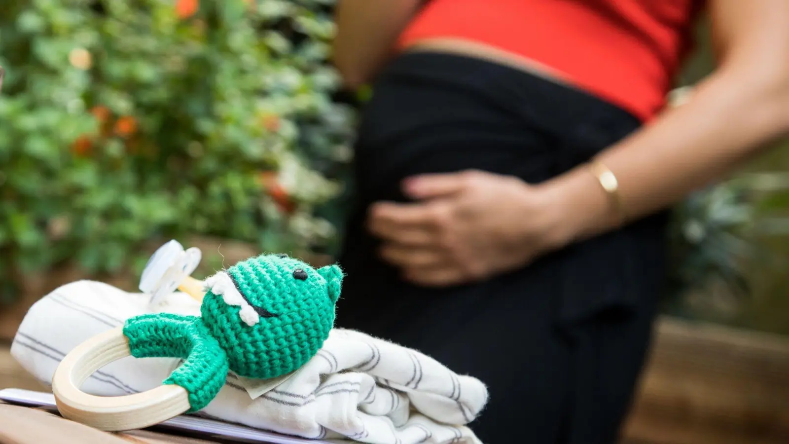 Gerade bei sehr jungen Krebspatientinnen stehen die Chancen gut, dass sich dank einer Kryokonservierung der Kinderwunsch nach der Therapie erfüllen lässt. (Foto: Christin Klose/dpa-tmn)