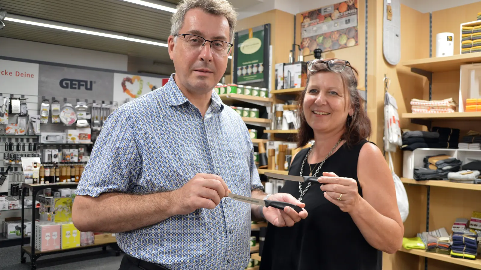 Bürgermeister Wolfgang Lampe und Geschäftsführerin Stefanie Geuder-Horn freuen sich über das besondere Jubiläumsmesser. (Foto: Johannes Zimmermann)