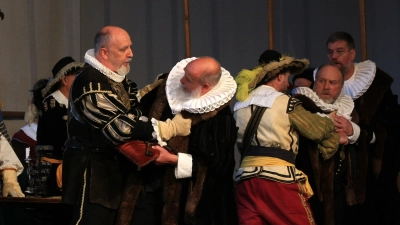 General Tilly und Altbürgermeister Nusch geraten aneinander. Der eine packt den anderen ordentlich am Kragen. Beide streiten über das Recht der Stadt Rothenburg auf Freiheit. (Foto: Luca Paul)