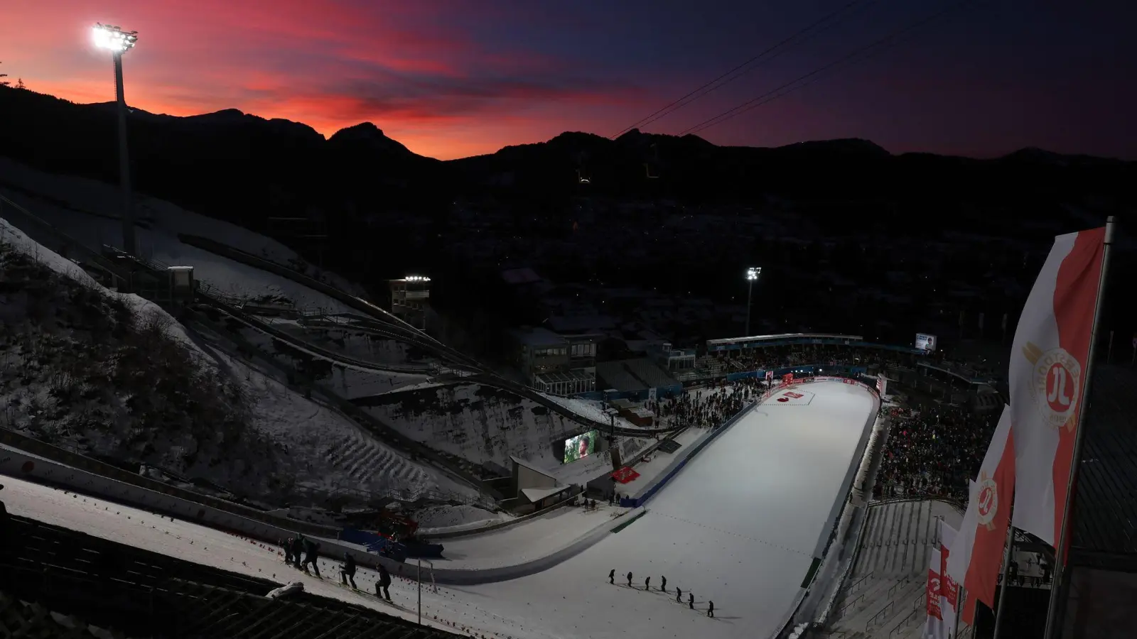 Die fast leere Arena in Oberstdorf. (Foto: Karl-Josef Hildenbrand/dpa)