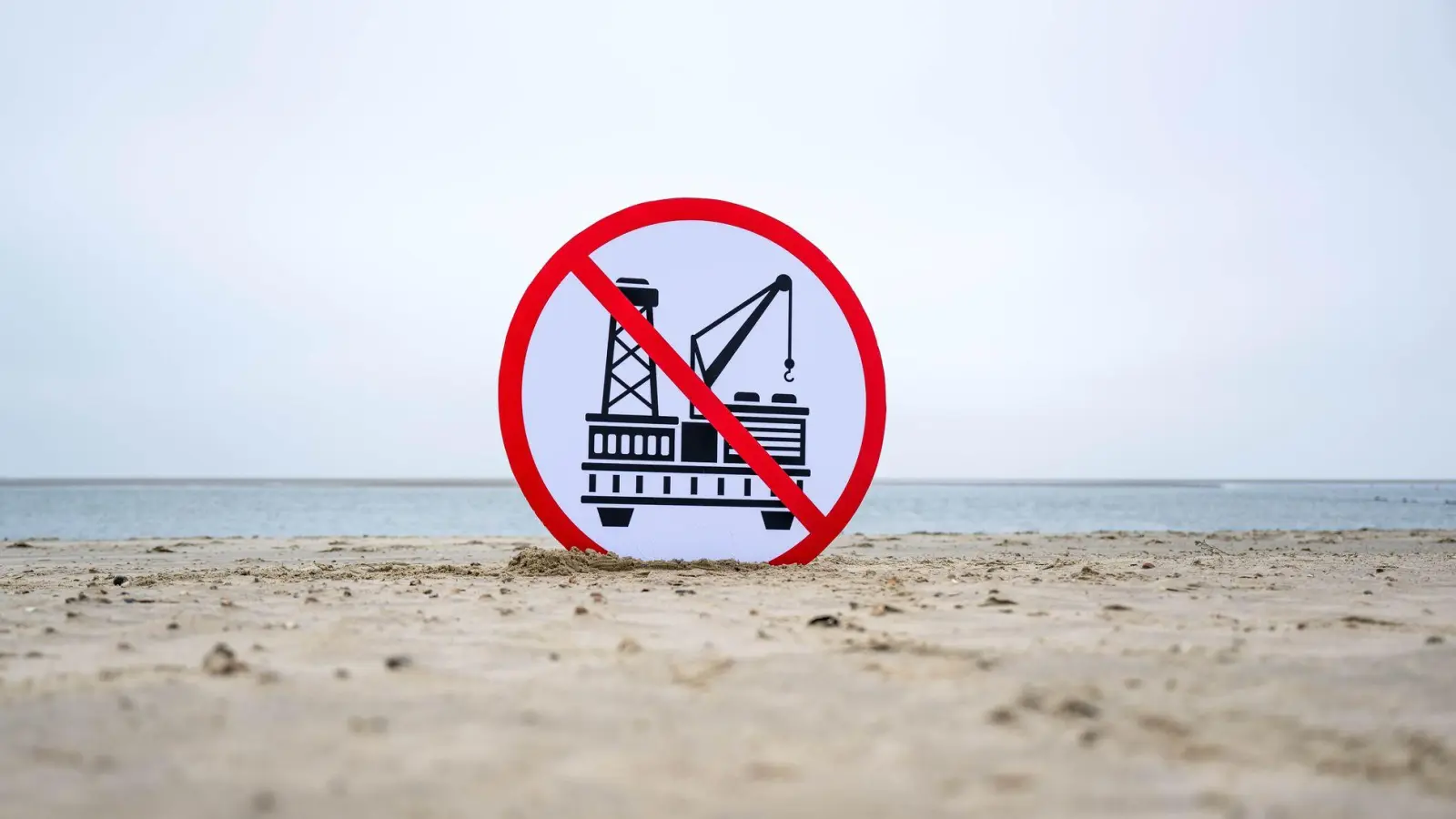 Gegen die geplante Gasförderung vor der Nordseeinsel Borkum gibt es seit Jahren Proteste. (Foto: Sina Schuldt/dpa)