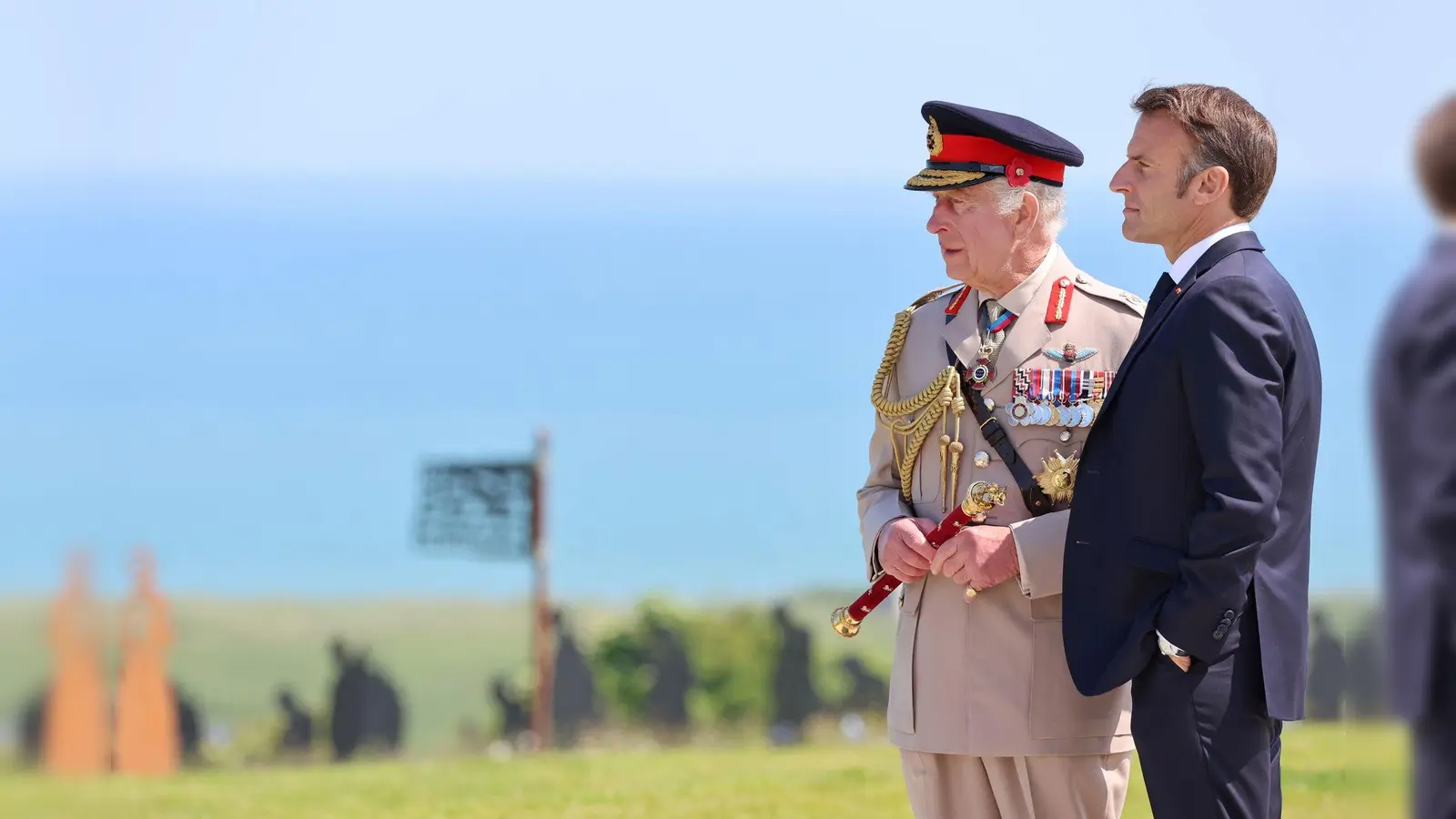 Gemeinsam stehen der britische König Charles III. und der französische Präsident Emmanuel Macron an der Atlantikküste in der Normandie. Am 6. Juni 1944 landeten hier die Soldaten der Alliierten. (Foto: Chris Jackson/PA Wire/dpa)