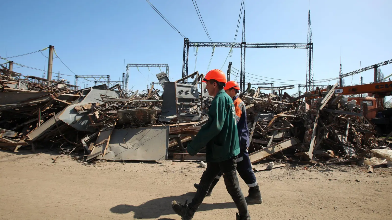 Immer wieder werden Energieanlagen in der Ukraine beschädigt und müssen repariert werden (Archivbild). (Foto: -/Ukrinform/dpa)