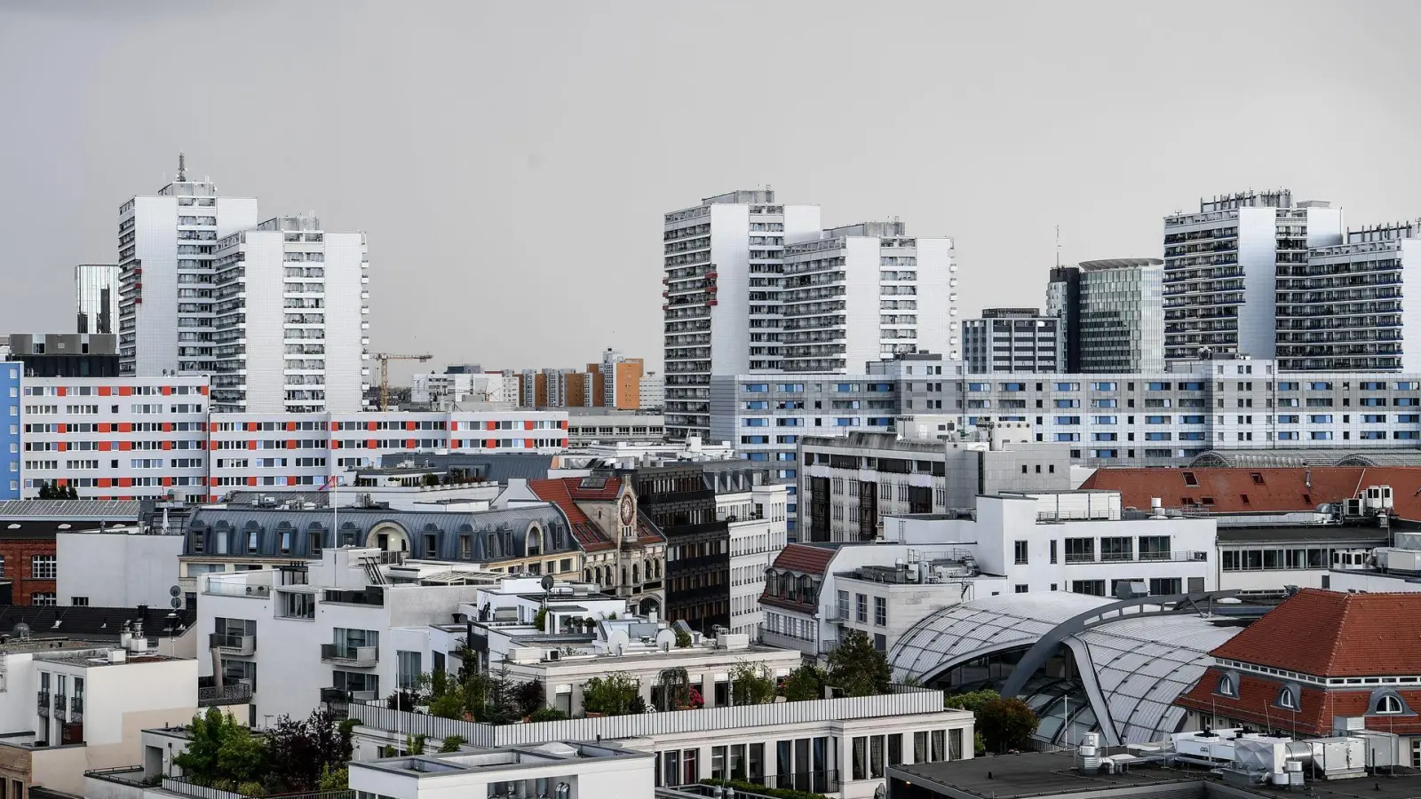 Vor allem in Großstädten wie hier in Berlin rutscht man leicht über die im Bürgergeld gestattete Miethöhe. (Archivbild) (Foto: Britta Pedersen/dpa-Zentralbild/dpa)