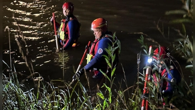 Mitglieder der Wasserwacht Feuchtwangen bei der Vermisstensuche im Rahmen der Einsatzgruppenübung mit THW, DLRG und Feuerwehren am Stausee bei Dorfgütingen. (Foto: Wasserwacht)