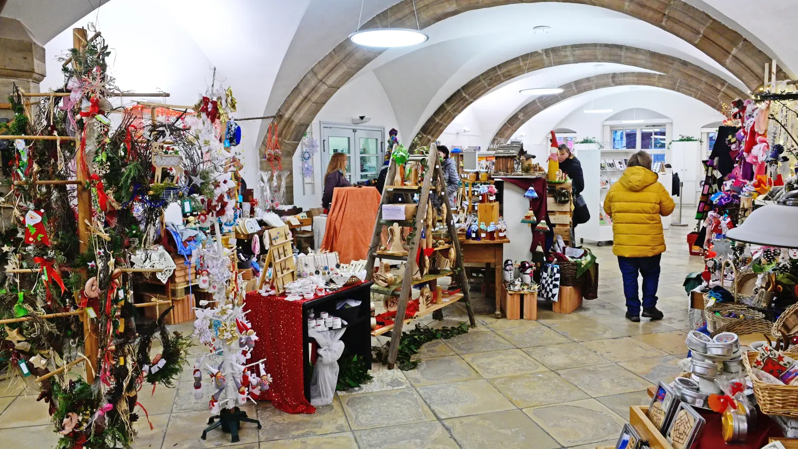 Die Weihnachtsausstellung ist in der Gotischen Halle im Stadthaus zu finden. Interessierte können sich noch bis Samstag, 23. Dezember, hier umsehen. (Foto: Jim Albright)