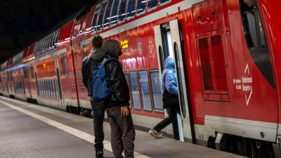 Mit dem Wechsel zum Winterfahrplan am 15. Dezember wird es in mehreren Regionen Bayerns mehr Zugverbindungen geben. (Symbolbild) (Foto: Peter Kneffel/dpa)