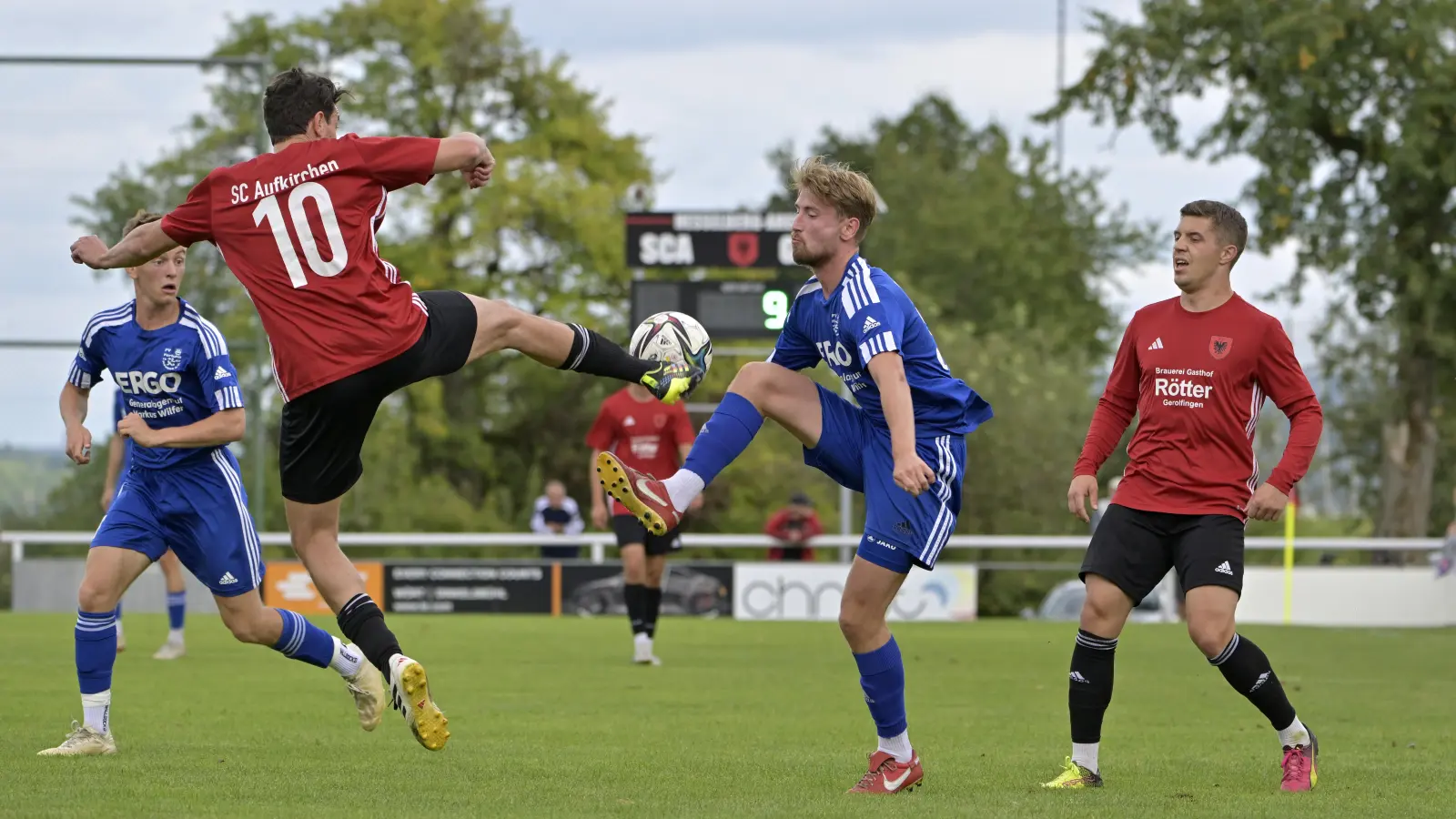 Im Topspiel zwischen dem SC Aufkirchen (in den roten Trikots links Steffen Schöllhammer und rechts Daniel Holzmann) gegen Fortuna Neuses (Mitte Lukas Mahlein) ging es intensiv zur Sache. (Foto: Martin Rügner)