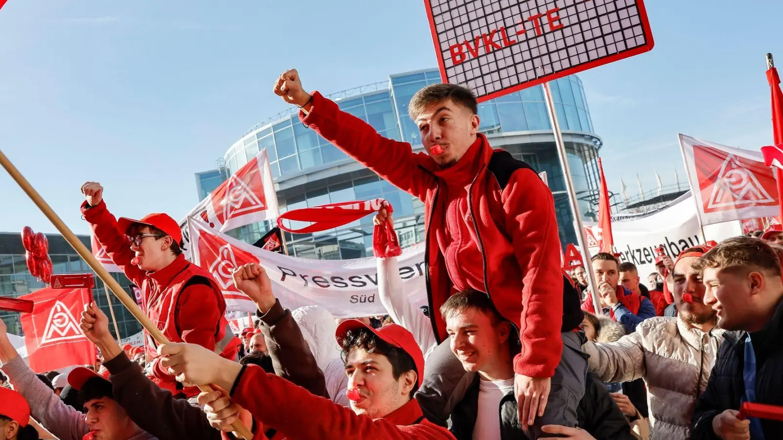 Tausende Teilnehmer nahmen in der Tarifrunde 2022 in Ingolstadt an einer Warnstreik-Kundgebung der IG Metall teil. (Foto: Daniel Löb/dpa)