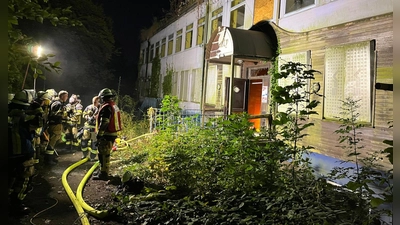 Einsatzkräfte der Feuerwehr haben eine Gruppe Jugendliche aus einem alten Schwimmbad in Essen-Kray gerettet. (Foto: Feuerwehr Essen/dpa)