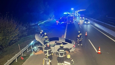 Bei einem Unfall auf der A7 schleuderte ein Fahrzeug nach einer Kollision über beide Fahrstreifen. (Foto: Feuerwehr Uffenheim)