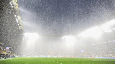 In der Summe hat es in den vergangenen zwölf Monaten rekordmäßig viel geregnet. Auch beim EM-Fußballspiel Deutschland gegen Dänemark hat es zeitweise geschüttet wie aus Eimern. (Foto: Federico Gambarini/dpa)