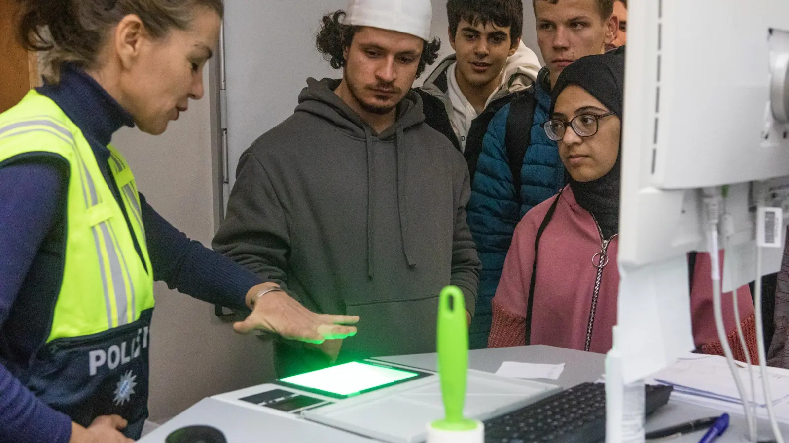 Oberkommissarin Tanja Schneider-Hussi führt das Fingerabdruckverfahren im Erkennungsdienst vor. (Foto: Evi Lemberger)