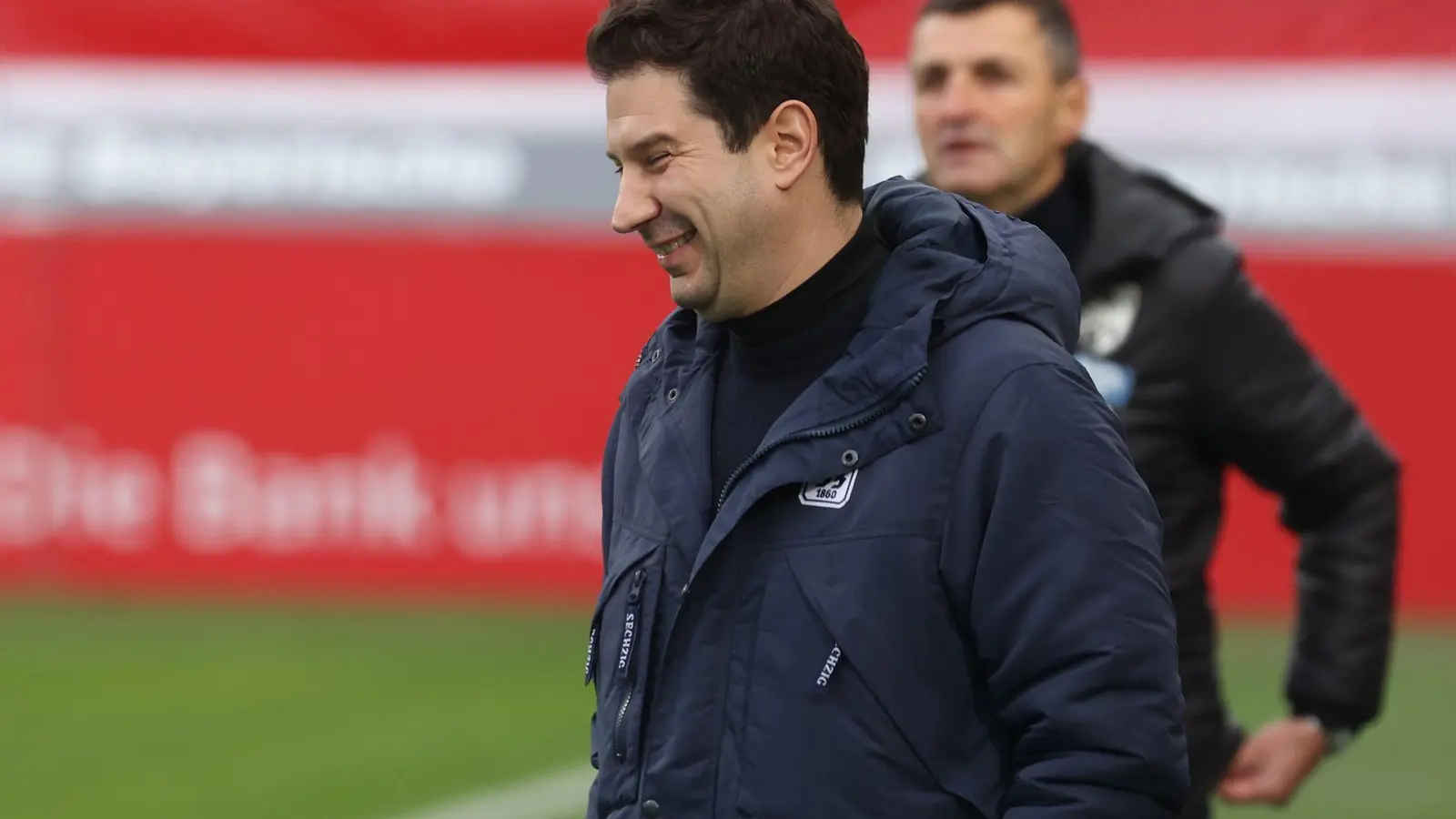 Mit dem Lachen ist es für 1860-Trainer Argirios Giannikis erstmal vorbei. (Foto: Karl-Josef Hildenbrand/dpa)