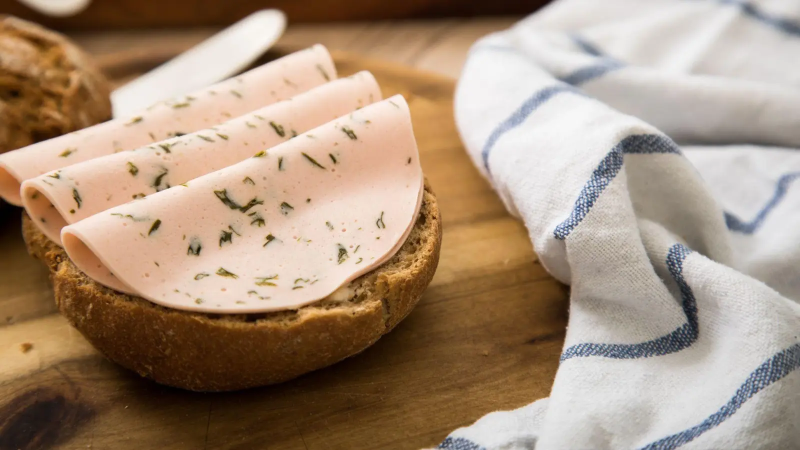 Fast 150 vegetarische und vegane Fleischersatzprodukte hat die Stiftung Warentest seit 2016 untersucht. Knapp die Hälfte der Veggies (48 Prozent) bekam ein „Gut“.  (Foto: Christin Klose/dpa-tmn)