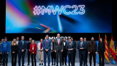Der spanische König Felipe VI. (M) gemeinsam mit weiteren Teilnehmern bei der Eröffnung des Mobile World Congress 2023 in Barcelona. (Foto: David Zorrakino/EUROPA PRESS/dpa)