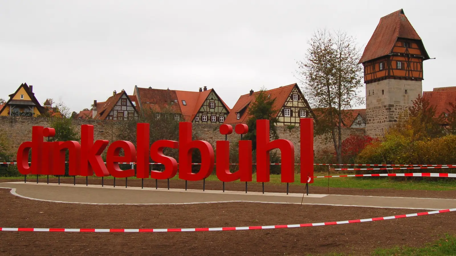 Reichlich Kritik erntete die Stadtverwaltung, als der Bauhof im Herbst 2021 vor dem Bäuerlinsturm einen Dinkelsbühl-Schriftzug montierte. (Archivfoto: Markus Weinzierl)