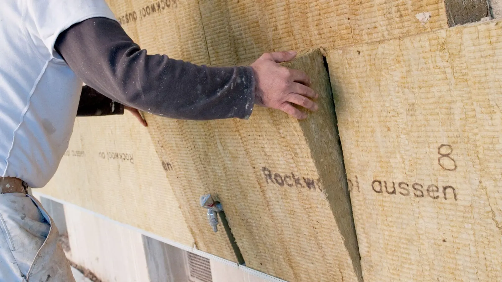 Für die Dämmung einer Fassade gibt es unterschiedliche Optionen - Steinwollplatten sind eine davon. (Foto: Klaus-Dietmar Gabbert/dpa-tmn)