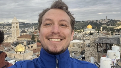 Dr. Linus Ubl kann sein Buber-Forschungsstipendium bis September 2026 ausschöpfen. Hier fotografierte er sich vor der Kulisse der Jerusalemer Altstadt mit dem Felsendom (rechts mit vergoldeter Kuppel). (Selfie: Linus Ubl)