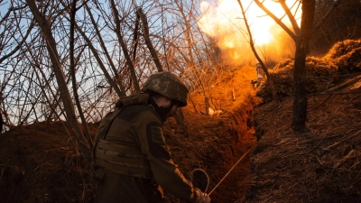 Ein ukrainischer Soldat feuert einen Mörser auf russische Stellungen ab. Die russischen Streitkräfte drängen weiter vor entlang der Frontlinie. (Archivbild) (Foto: Madeleine Kelly/Zuma Press/dpa)