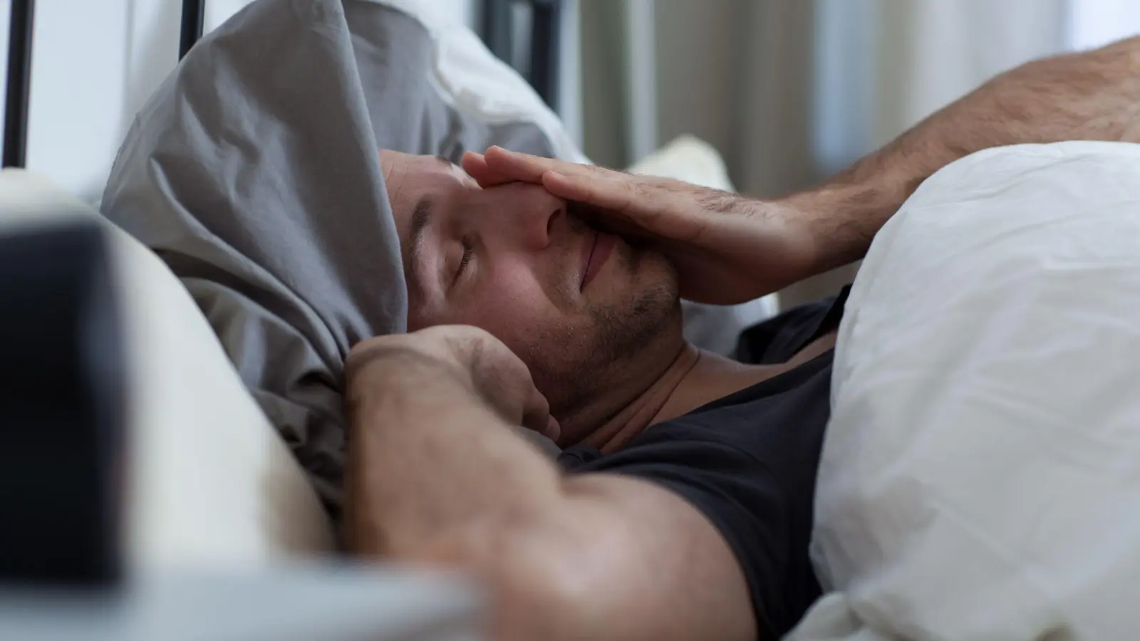 Das Gedankenkarussell sollte vom Bett ferngehalten werden: Wenn man grübelt und deswegen nicht einschlafen kann, besser aufstehen und etwas anderes machen. (Foto: Christin Klose/dpa-tmn)