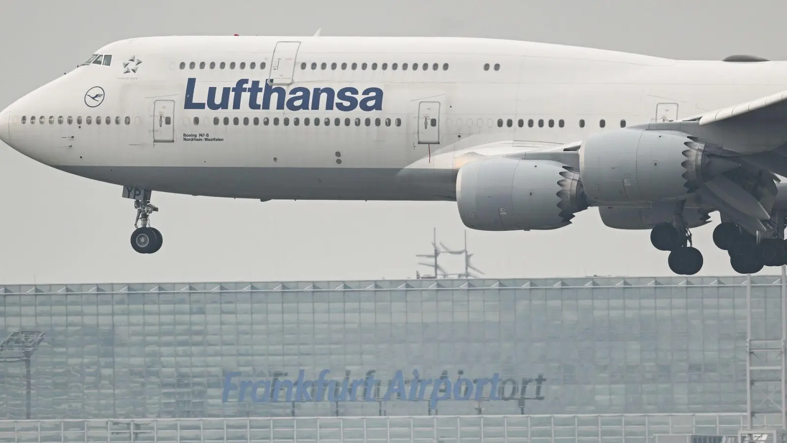 Lufthansa hat ihren Flugplan für den Sommer reduziert. (Foto: Arne Dedert/dpa)