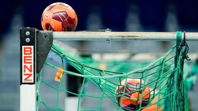 Spielbälle liegen im Netz eines Handball-Tors. (Foto: Uwe Anspach/dpa/Symbolbild)