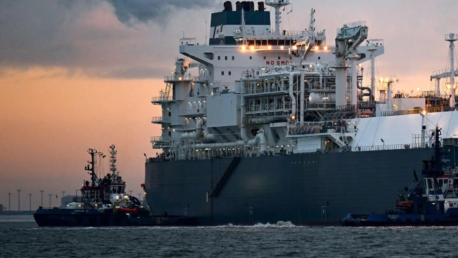 Das LNG-Terminal in Wilhelmshaven ist zum Jahreswechsel 2022/23 in Betrieb genommen worden. (Archivbild) (Foto: Sina Schuldt/dpa)