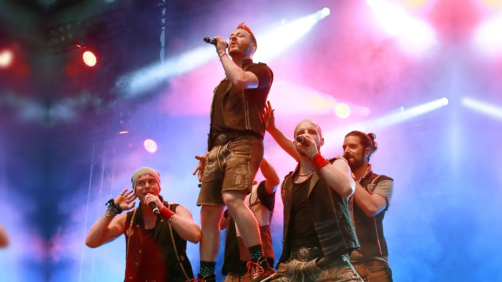 Lederhosen-Pop: Die Band „VoXXclub“ bot im Juli 2016 bei den Ansbach Open volkstümliche Schlagermusik. (Foto: Elke Walter)