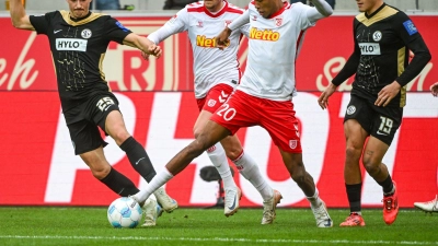 Noah Ganaus beweist seinen Torriecher. (Foto: Armin Weigel/dpa)