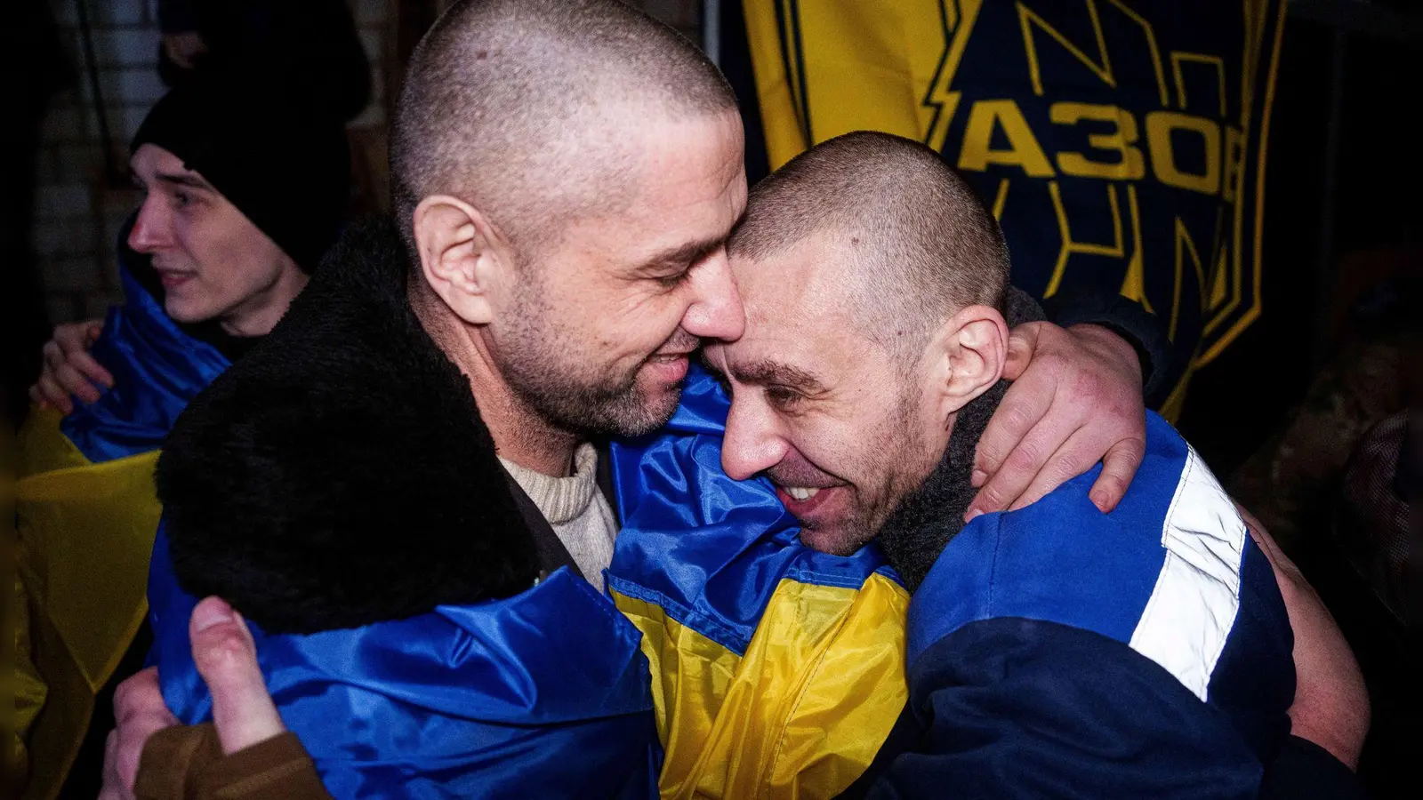 Ukrainische Soldaten der Asow-Brigade umarmen sich nach ihrer Rückkehr aus der Gefangenschaft während eines Kriegsgefangenenaustauschs. (Foto: Evgeniy Maloletka/AP/dpa)