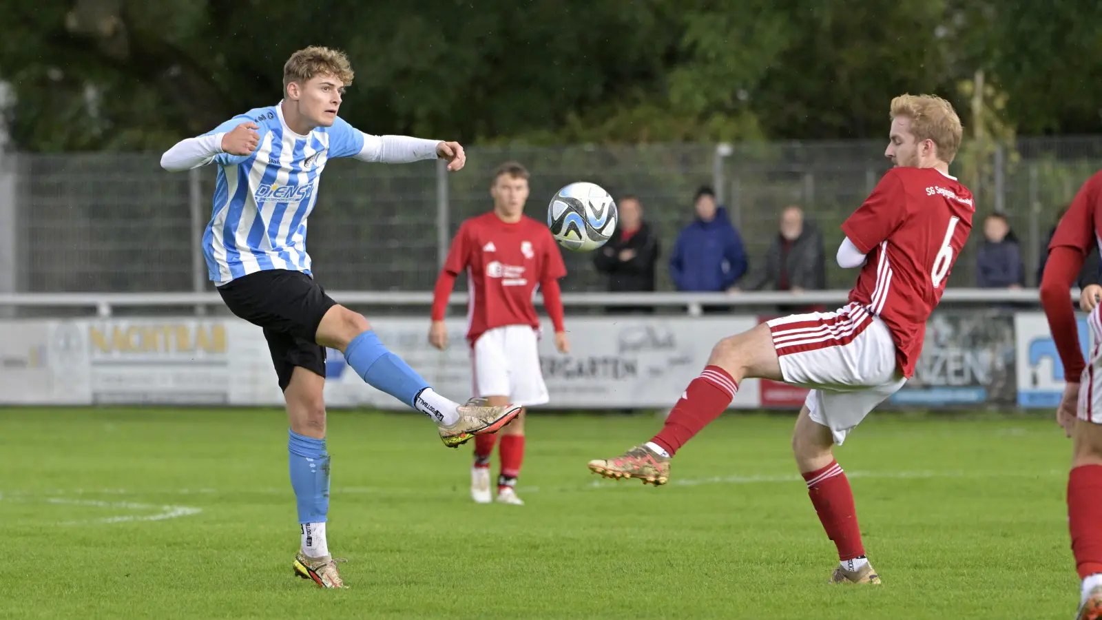 Mit 1:3 unterlag der SV Ornbau (links Marlon Nachtrab) am vergangenen Wochenende der SG Segringen/Dinkelsbühl (Johannes Ganßer). Am Sonntag ist die SG in Raitersaich zu Gast, die Ornbauer müssen bereits am Samstag zur SG Wind. (Foto: Martin Rügner)