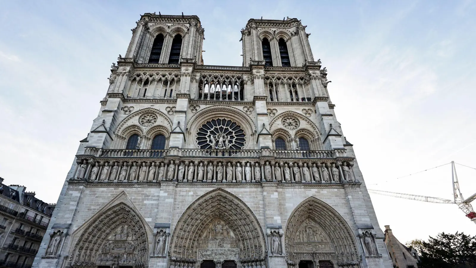 Das Pariser Wahrzeichen Notre-Dame öffnet nach gut fünfeinhalb Jahren wieder seine Pforten.  (Foto: Stephane de Sakutin/POOL AFP/AP/dpa-tmn)