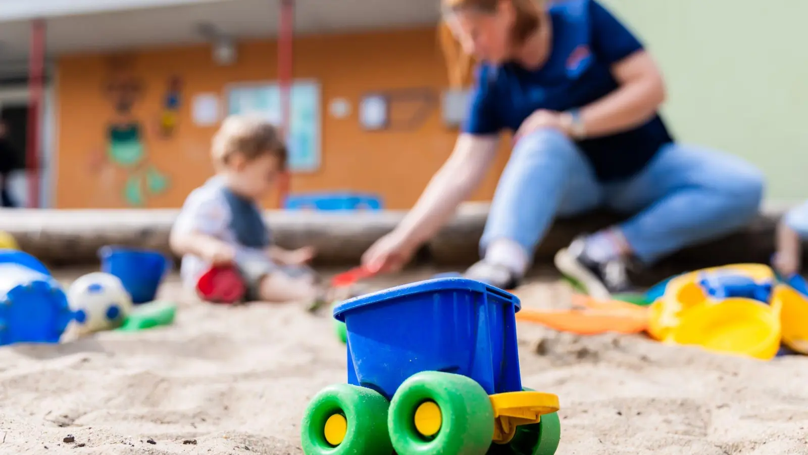 Nur der Anteil der Kinder, die weniger als 25 Stunden pro Woche in der Kita sind, sank. (Archivfoto) (Foto: Christoph Soeder/dpa)