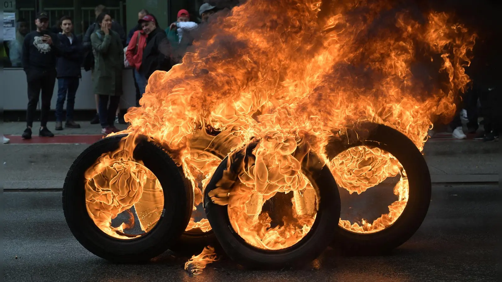 Gegen die mögliche Schließung des Werks protestierten Audi-Mitarbeiter Anfang September mit brennenden Reifen. (Foto: Jonas Roosens/Belga/dpa)