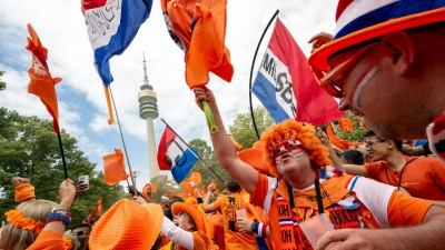Und da sind sie wieder: Mit bester Laune heizen niederländische Fans die Vorfreude auf das Achtelfinalspiel ihrer Mannschaft gegen Rumänien an. (Foto: Stefan Puchner/dpa)