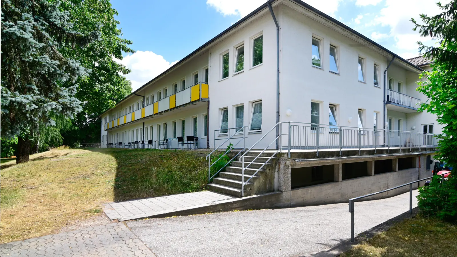 Die Klinik für Geriatrische Reha, deren Bettenzahl vermindert wurde, ist in Haus 15 des Bezirksklinikums Ansbach untergebracht. (Foto: Jim Albright)