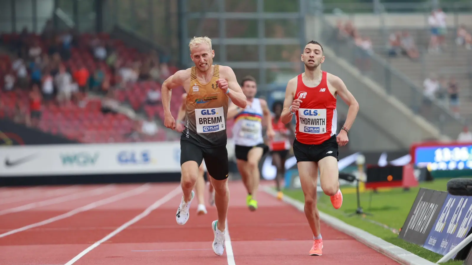 Beißt sich durch: Florian Bremm (links) beim Zieleinlauf. (Foto: Theo Kiefner)