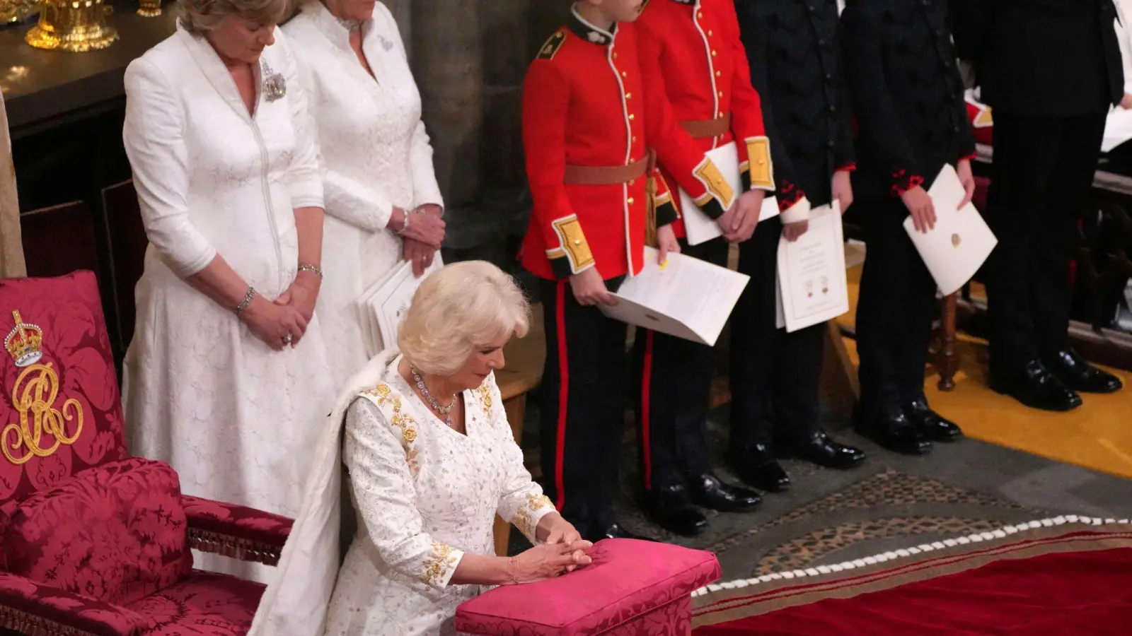 Königsgemahlin Camilla kniet während der Krönungszeremonie in der Westminster Abbey. (Foto: Aaron Chown/Pool PA/AP)