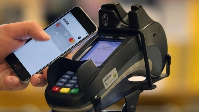 Nur Bezahl-Apps aus vertrauenswürdigen Quellen zu benutzen, macht das Mobile Payment für Verbraucher sicherer.  (Foto: Karl-Josef Hildenbrand/dpa/dpa-tmn)