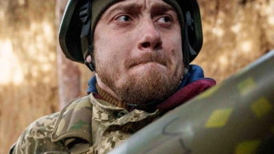 Ukrainische Soldaten der 26. Artilleriebrigade laden in der Region Donezk Munition in eine Panzerhaubitze. (Foto: Evgeniy Maloletka/AP/dpa)