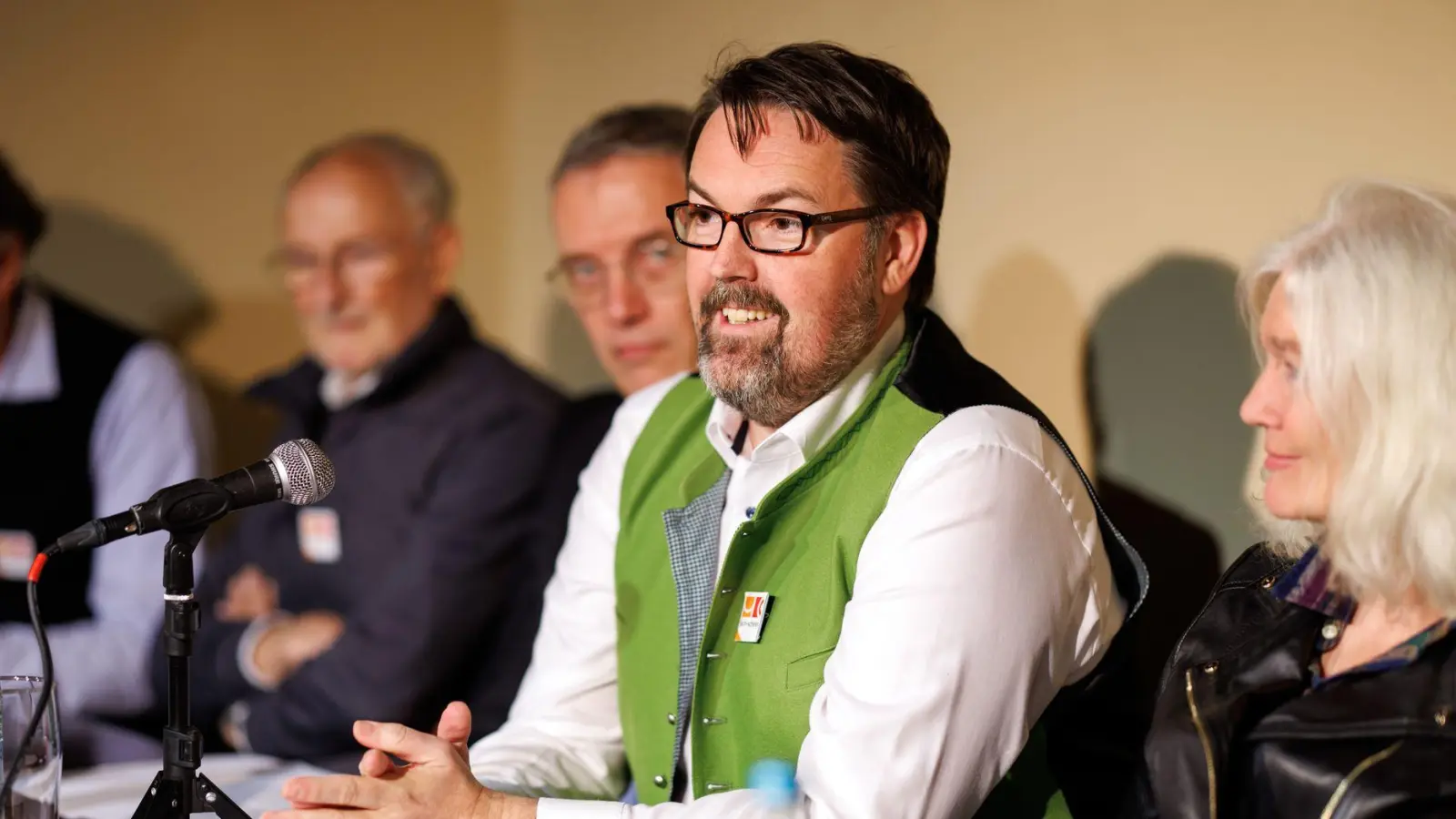 André Hartmann, künstlerischer Leiter, spricht auf einer Pressekonferenz. Nach turbulenten Zeiten steht bei der Münchner Lach- und Schießgesellschaft der Neuanfang an.  (Foto: Matthias Balk/dpa)