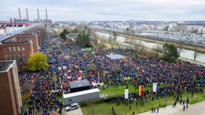 Fast 100.000 Teilnehmer zählte die IG Metall an den Warnstreiks bei Volkswagen. (Foto: Julian Stratenschulte/dpa Pool/dpa)