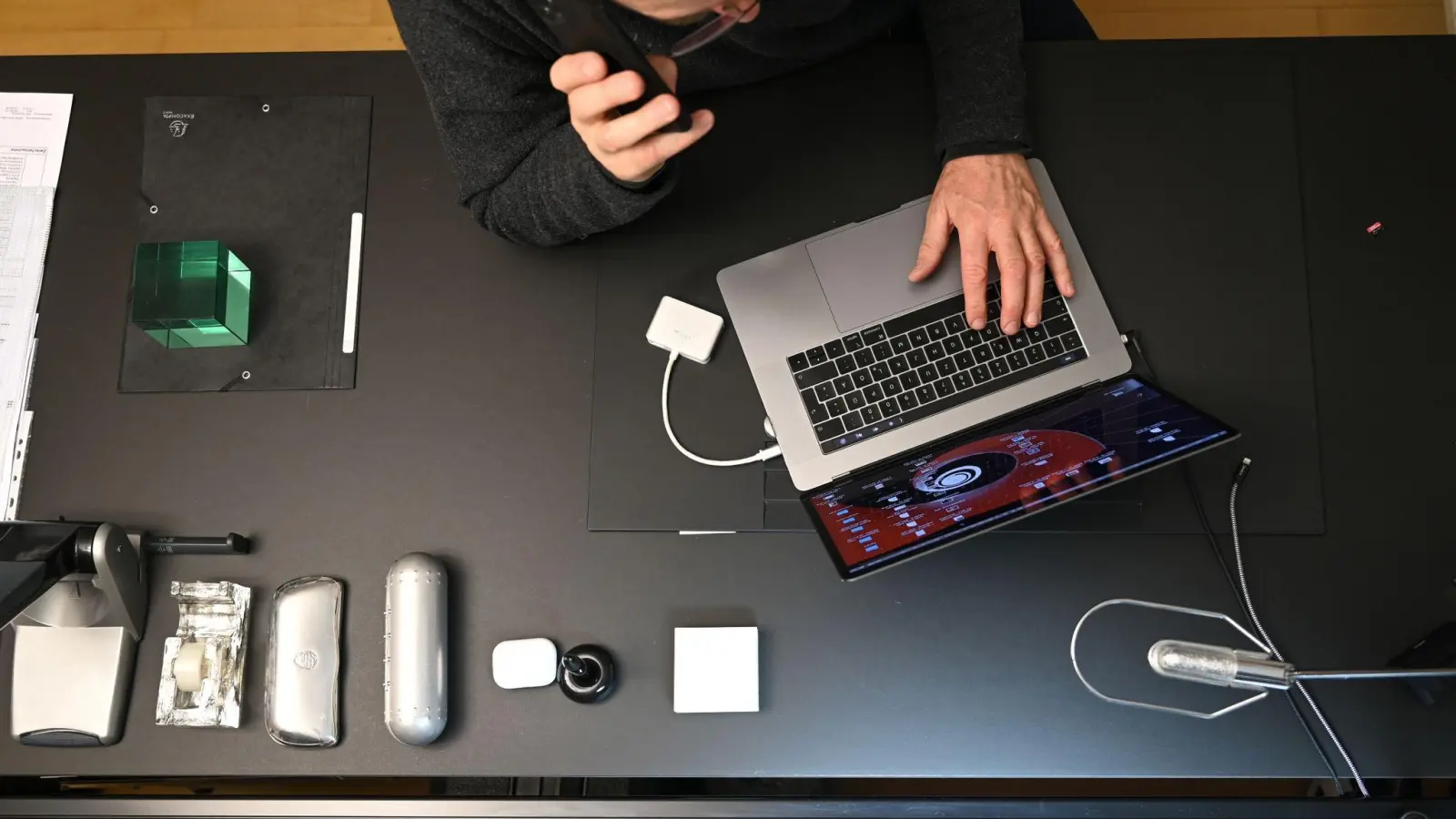 Ein Mann arbeitet zuhause an einem Laptop in seinem Homeoffice. (Foto: Felix Kästle/dpa)