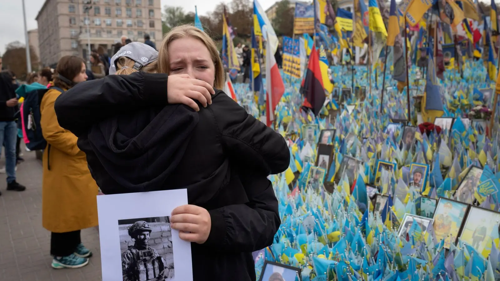 Die Ukraine trauert um ihre gefallenen Soldaten.  (Foto: Efrem Lukatsky/AP/dpa)