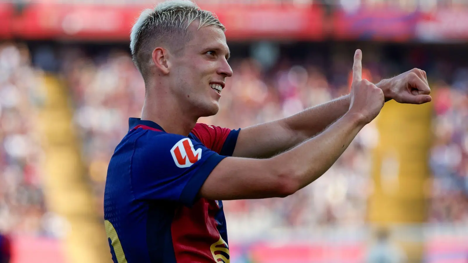 Dani Olmo wartet beim FC Barcelona weiter auf seine Spielberechtigung. (Foto: Joan Monfort/AP/dpa)