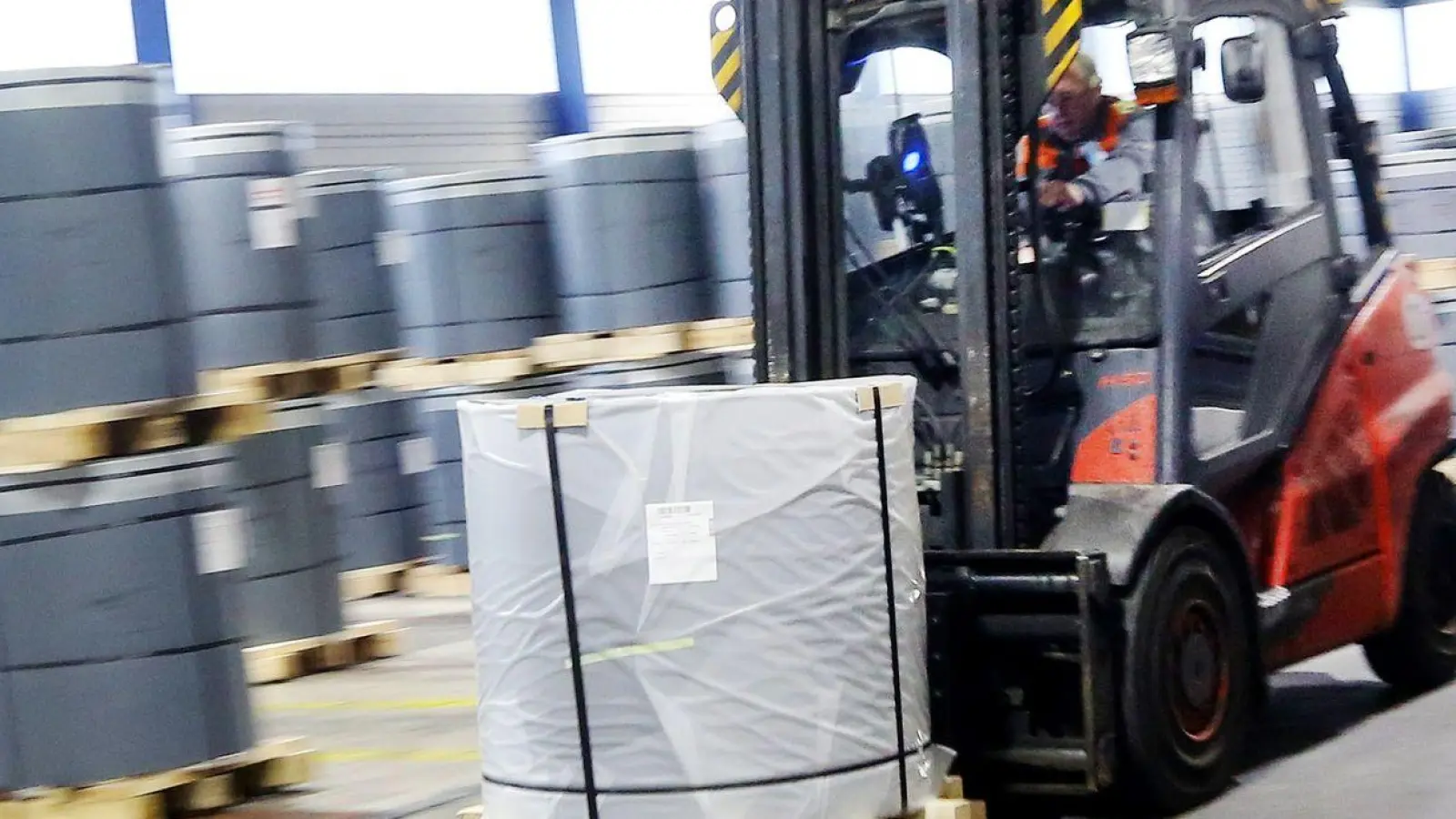 Auch in der Logistik werden Leiharbeiter eingesetzt. (Foto: Roland Weihrauch/dpa)