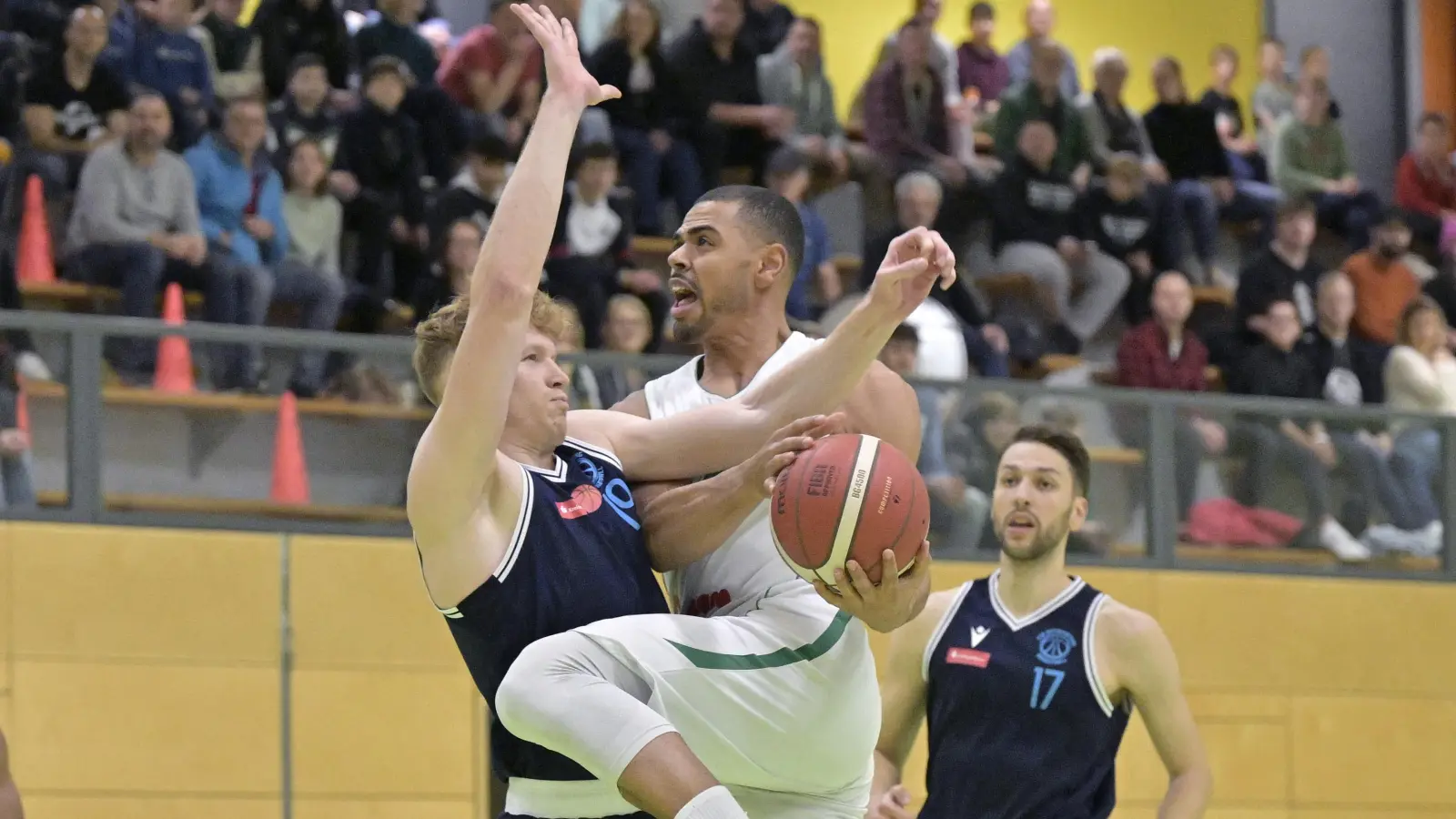 Nicht zu stoppen: Der Ansbacher Paul Nzeocha (mit Ball) räumt hier den Hachinger Cornelius Raab aus dem Weg.  (Foto: Martin Rügner)